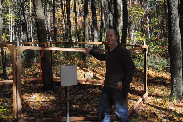 [Warm Ants uber-PI Роб Данн посещает Гарвардский лес 17 октября.]